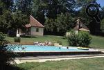 village de cottages et piscine au bord de la Dordogne